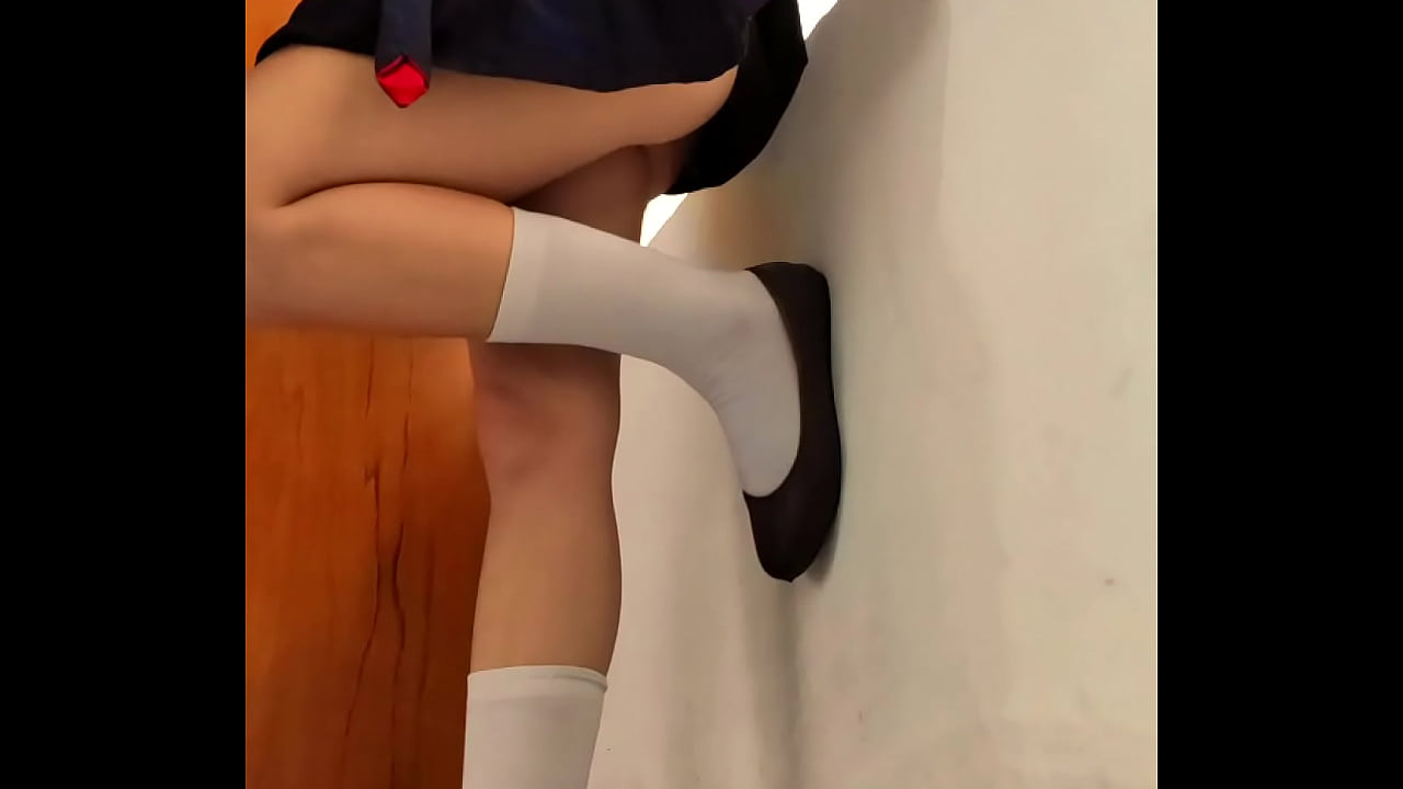 Gadis sekolah muda fucked dan merangkap berdiri di tepi tingkap dalam kelas kosong