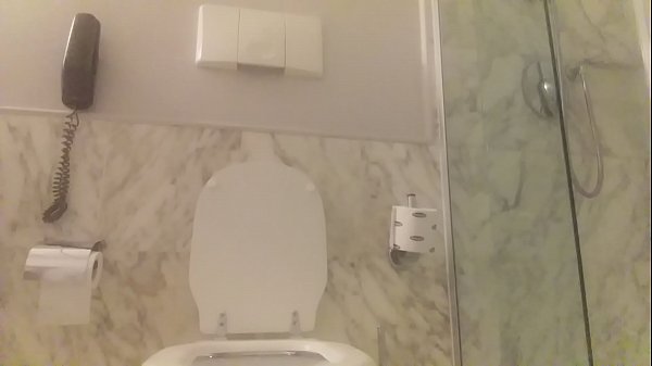 Dalam tab mandi dengan rambut merah.