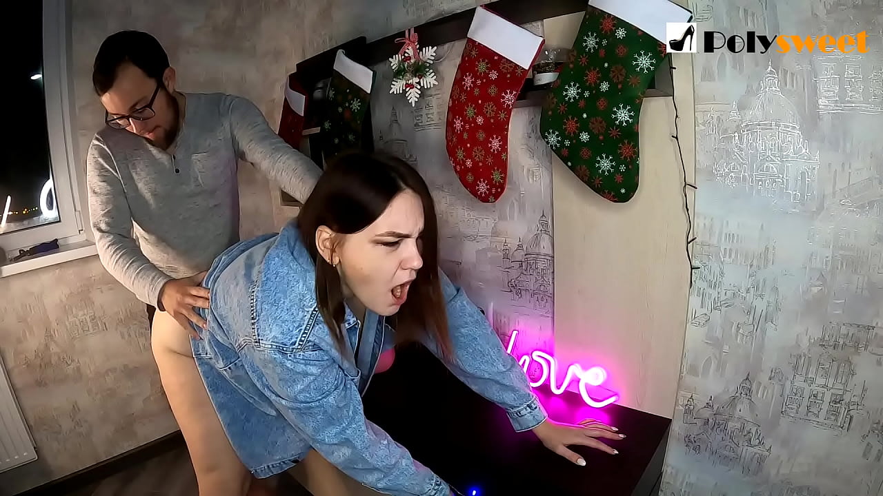 Lelaki itu seronok meniduri seorang gadis cantik dengan ekor kuda di pantat dengan mulut dan batangnya