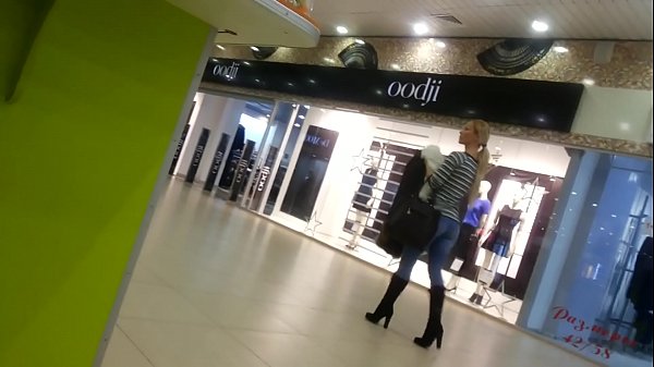 Anak ayam sejuk di pasar raya.